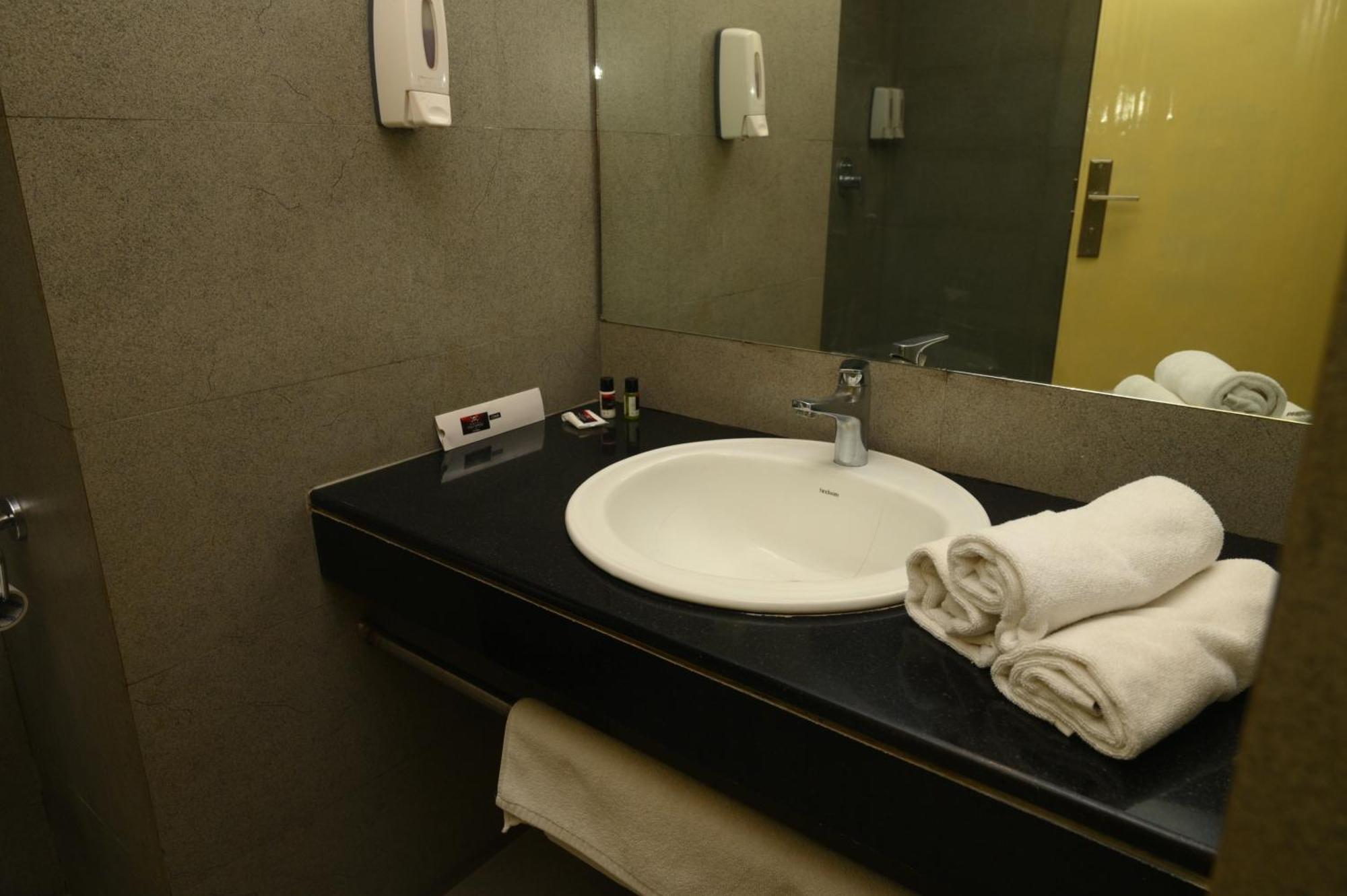 Max Hotels Allāhābād Junction Eksteriør bilde
